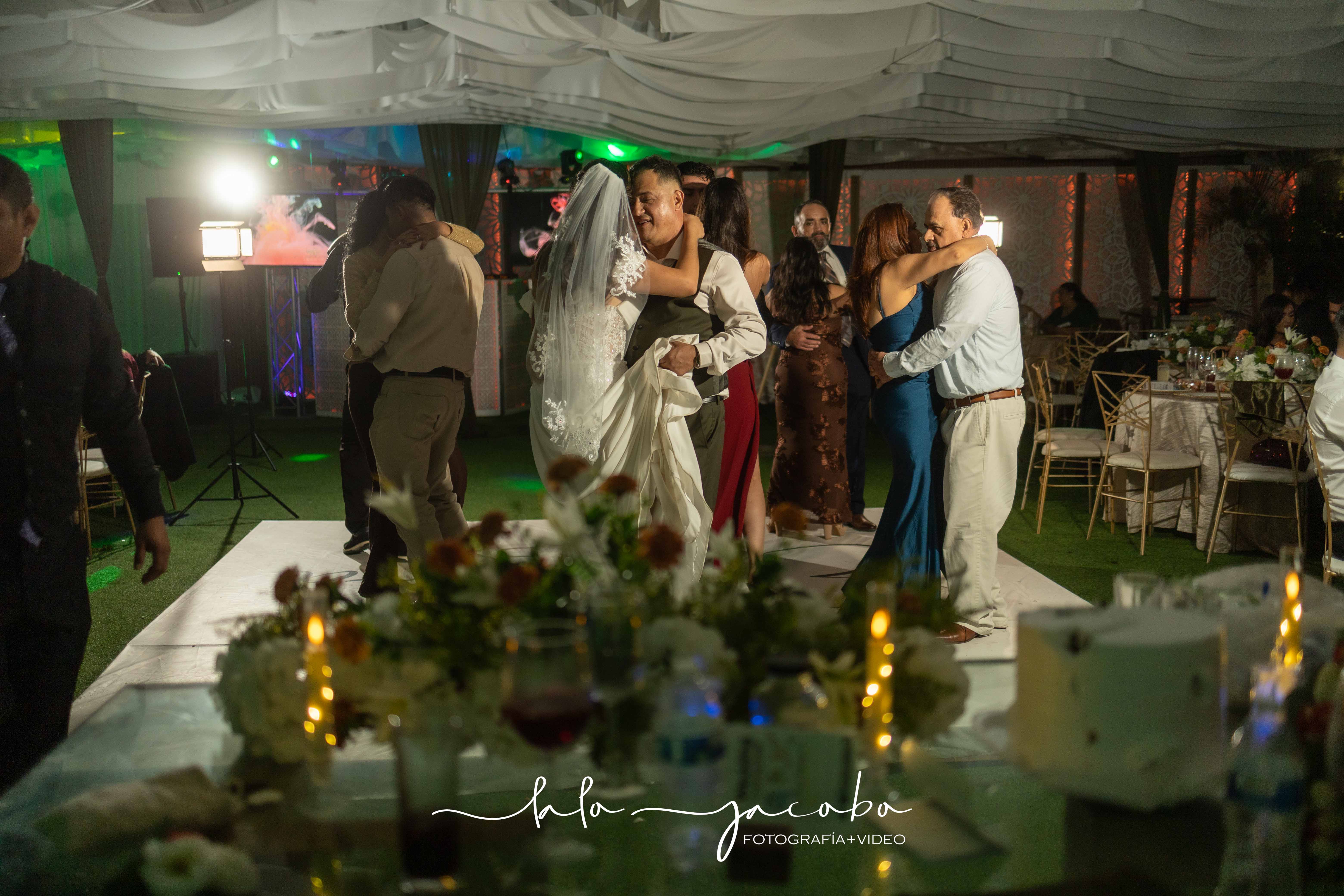 Novia bailando con un familiar durante una recepción nocturna