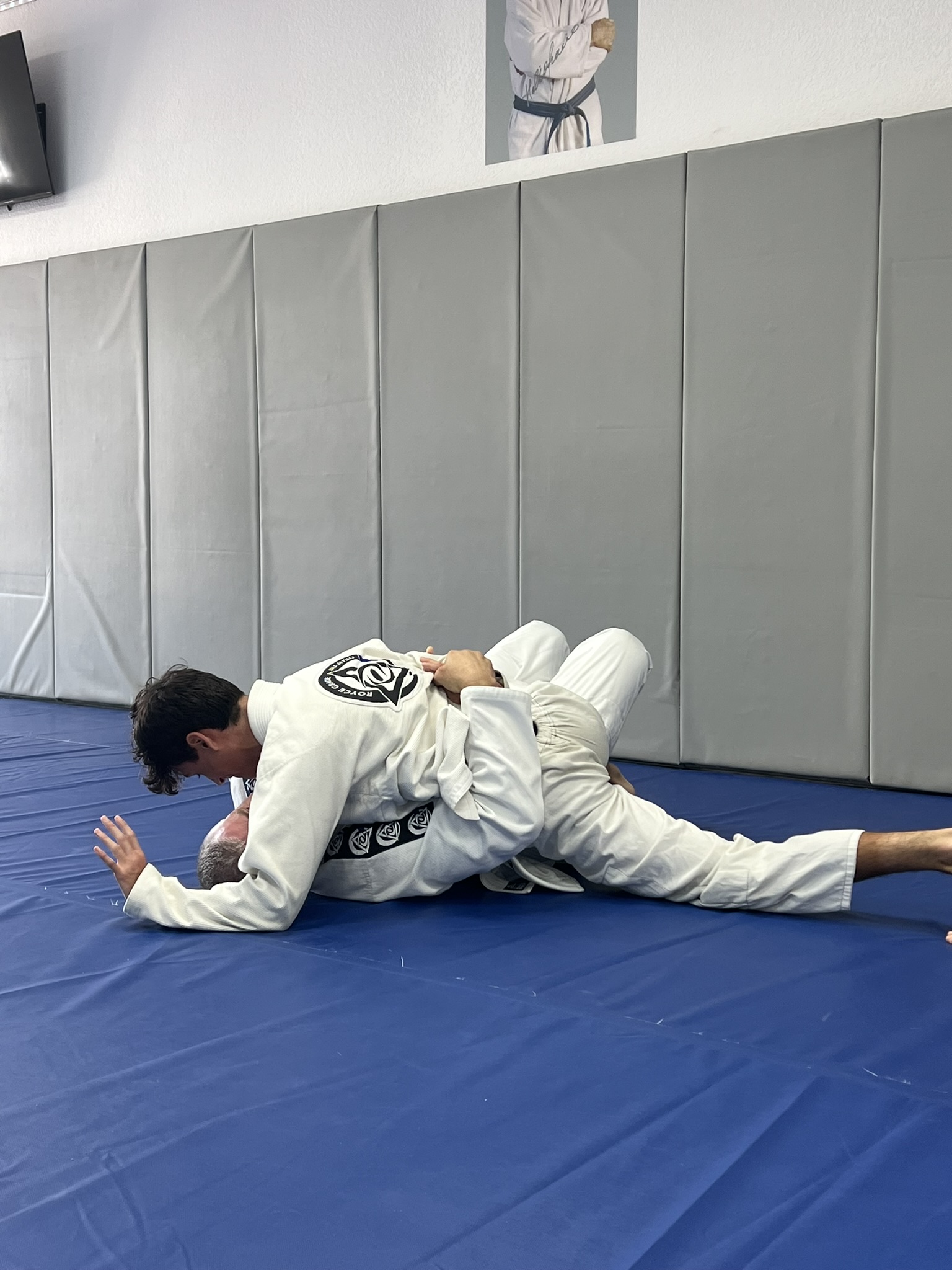 Two Jiu-Jitsu practioners demonstrating a technique