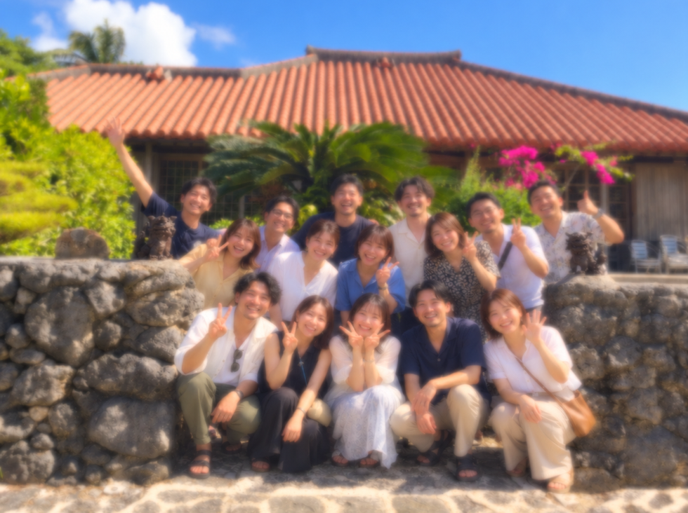 沖縄赤瓦のコテージで微笑む仲間たち.png