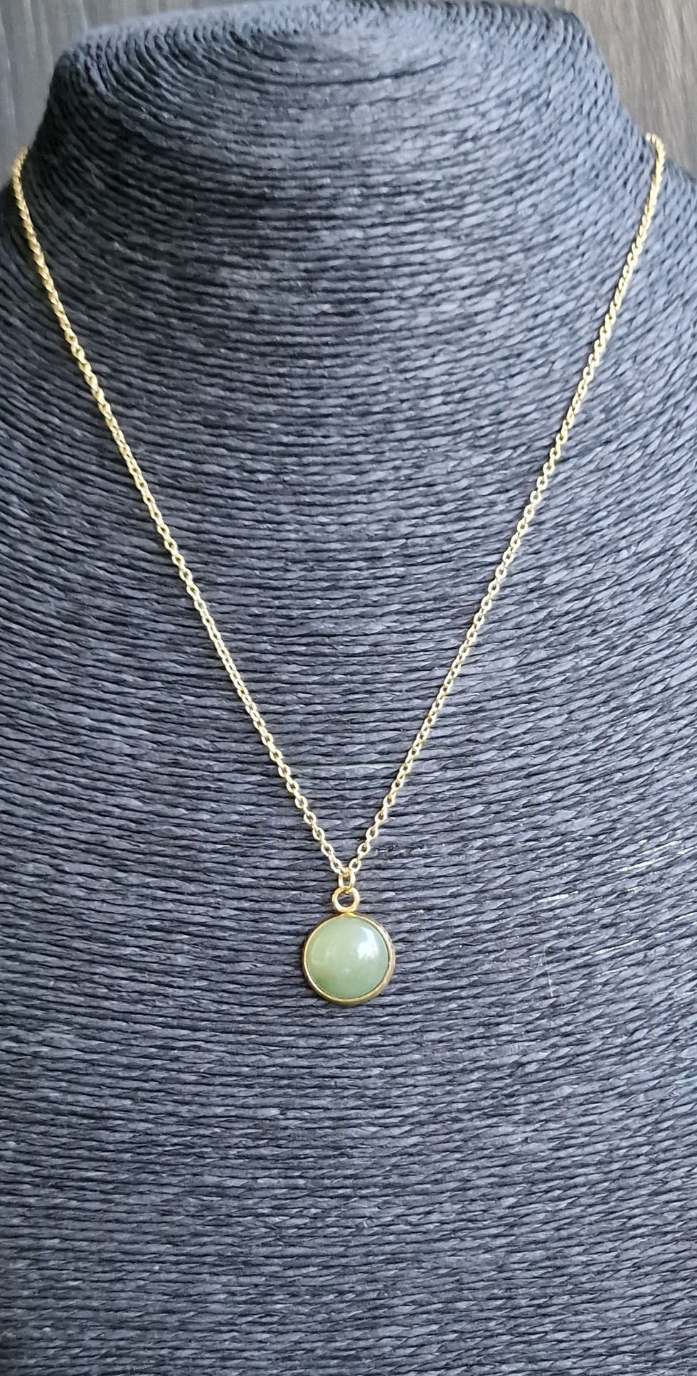 Miniature : Collier court doré avec pierre d'aventurine verte