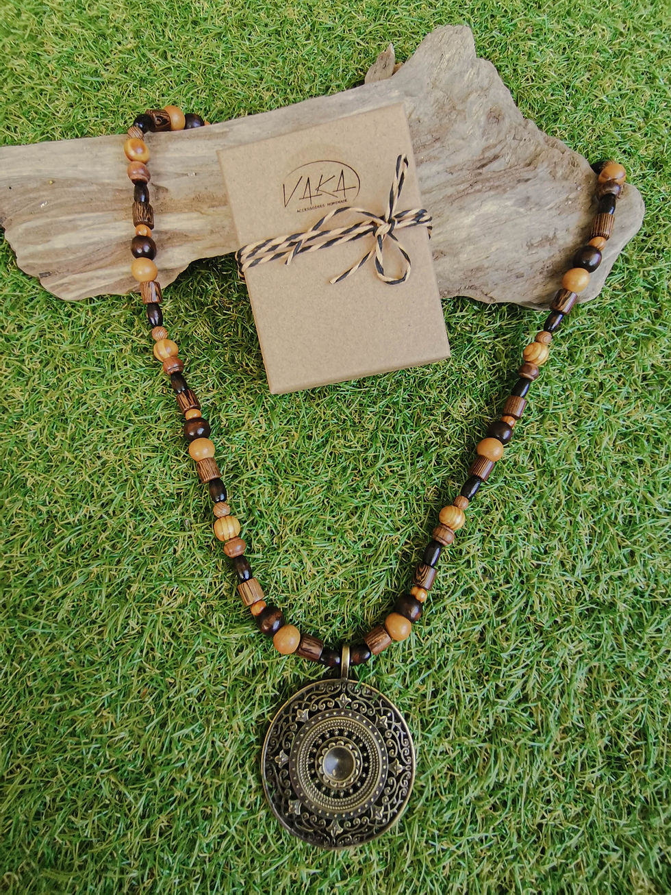 Miniature : Collier sautoir avec perles en bois et grand médaillon