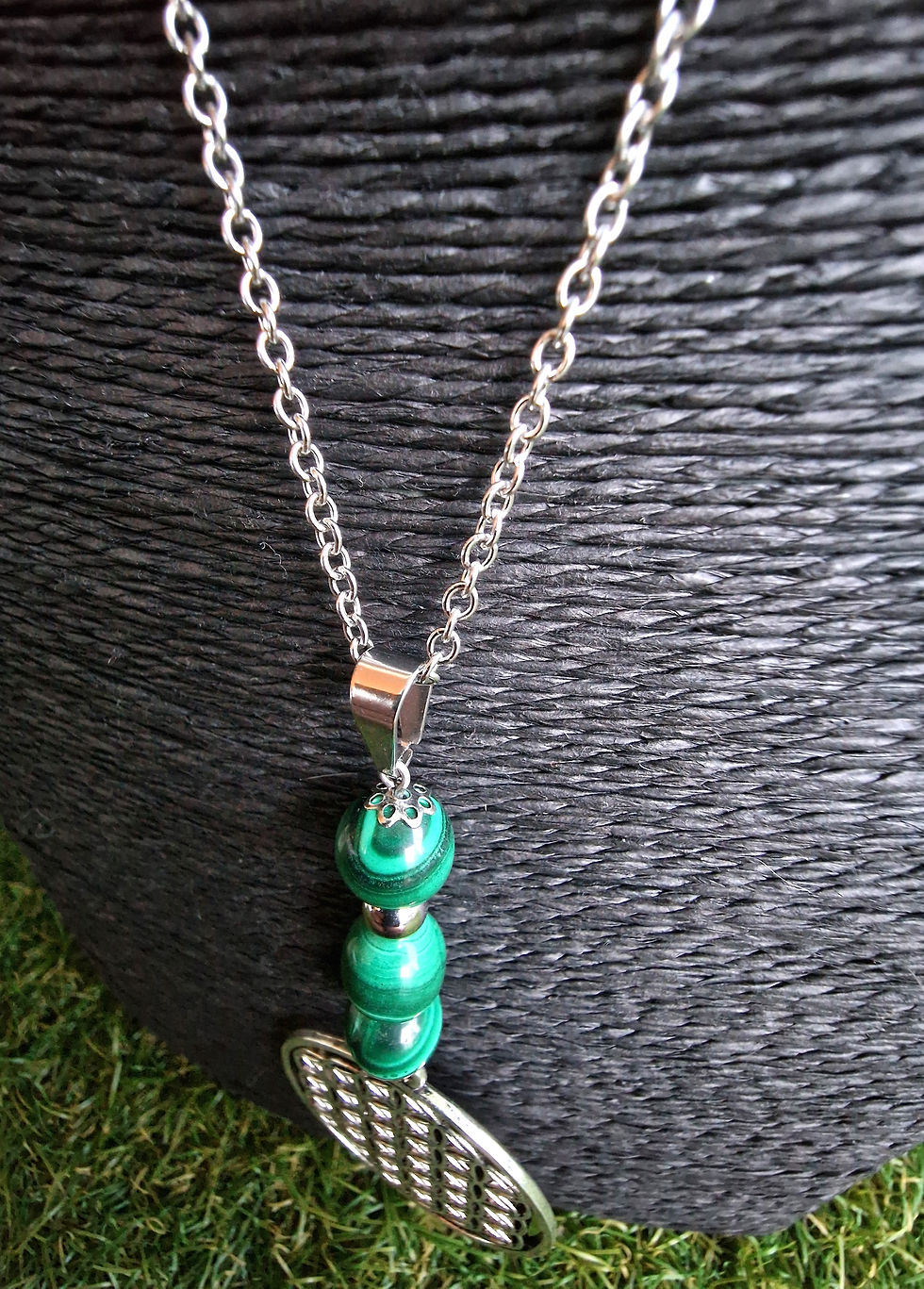 Miniature : Collier sautoir avec des pierres de malachite et breloque