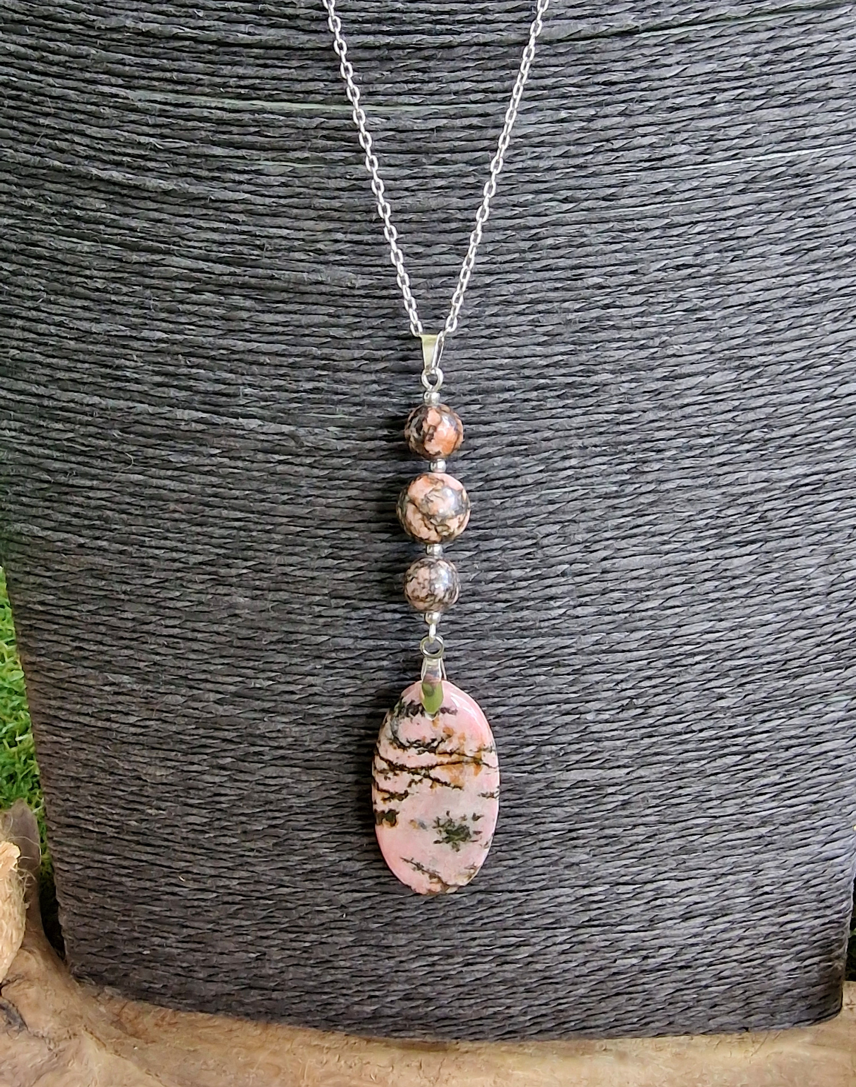 Collier sautoir en pierres naturelles de rhodonite