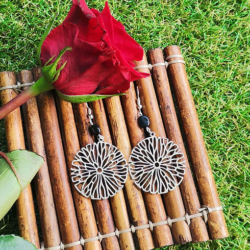 boucles-oreilles-vaka-accessoires-bijoux-fait-main-pierre-naturelle-rose-rouge