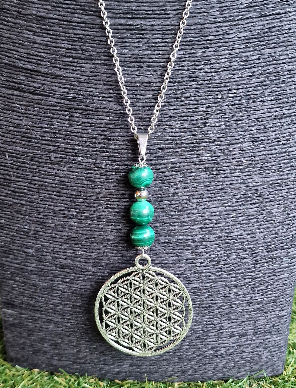 Miniature : Collier sautoir avec des pierres de malachite et breloque