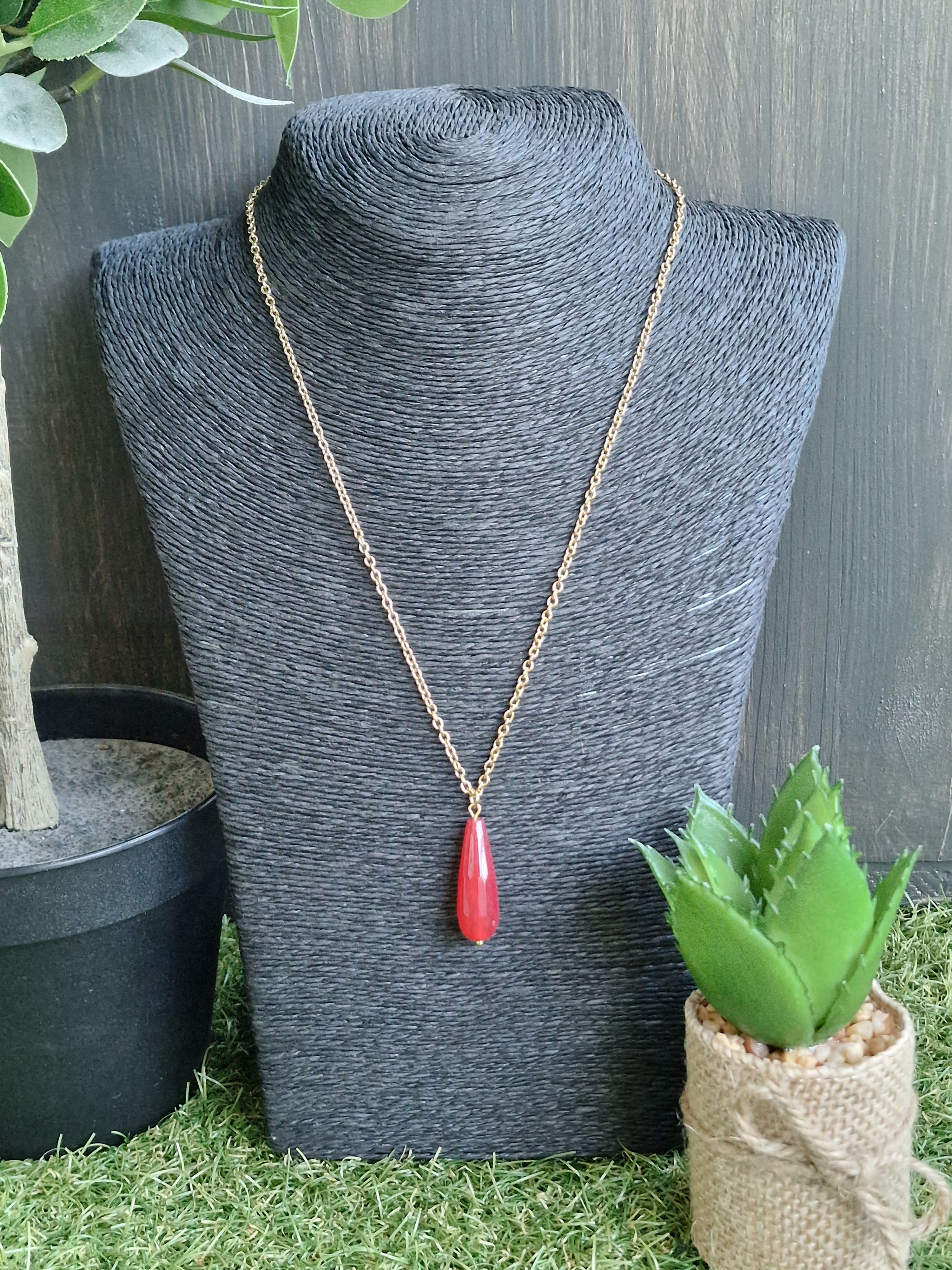 Collier en pierre de jade rouge