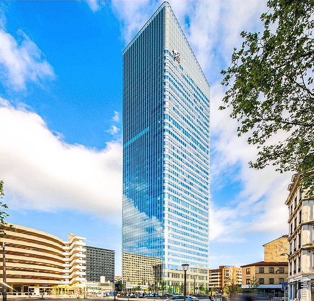 Tour-in-city-Lyon-L213-Armchair-by-LAMM-
