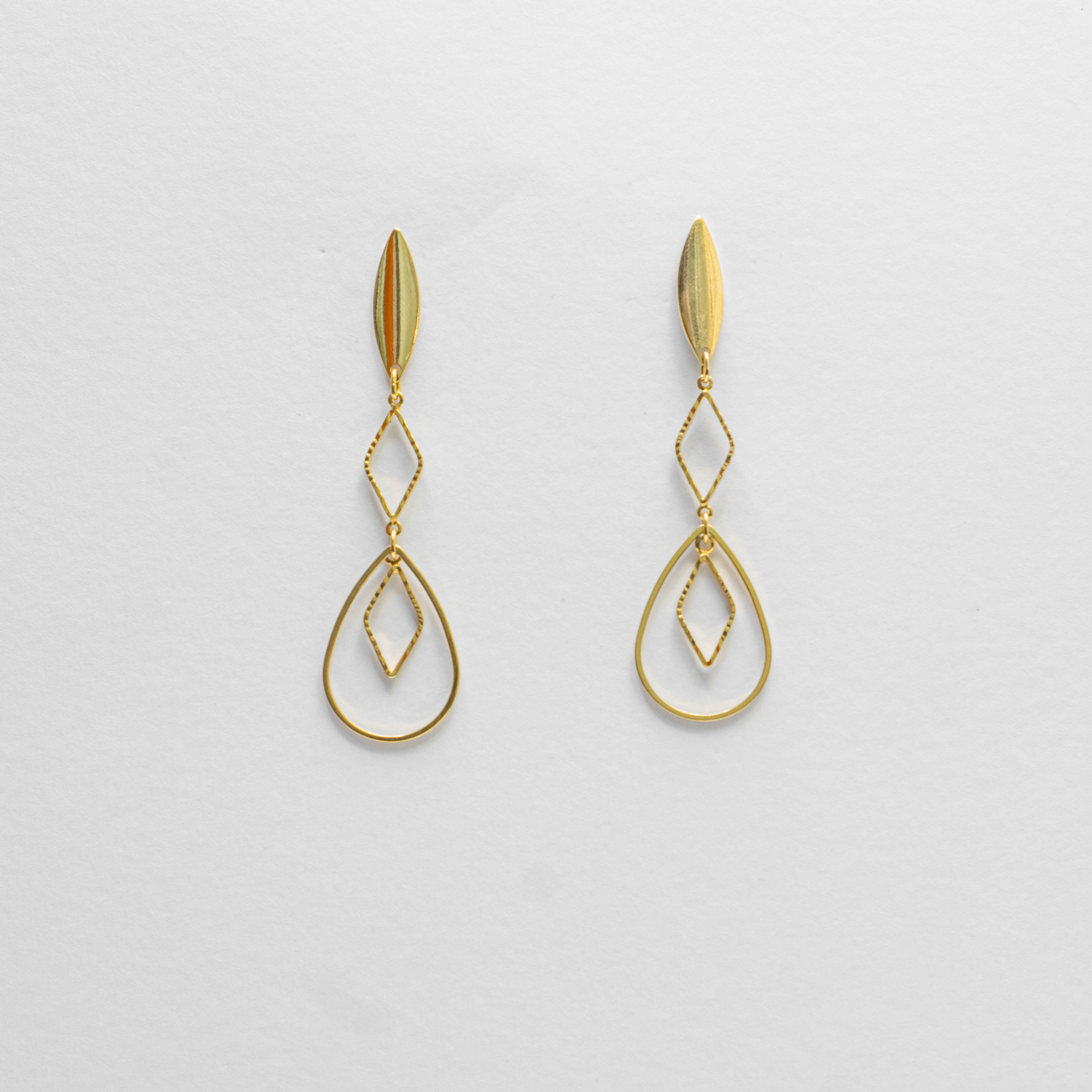 Brinco Losangos Pendurado e Gota Vazada