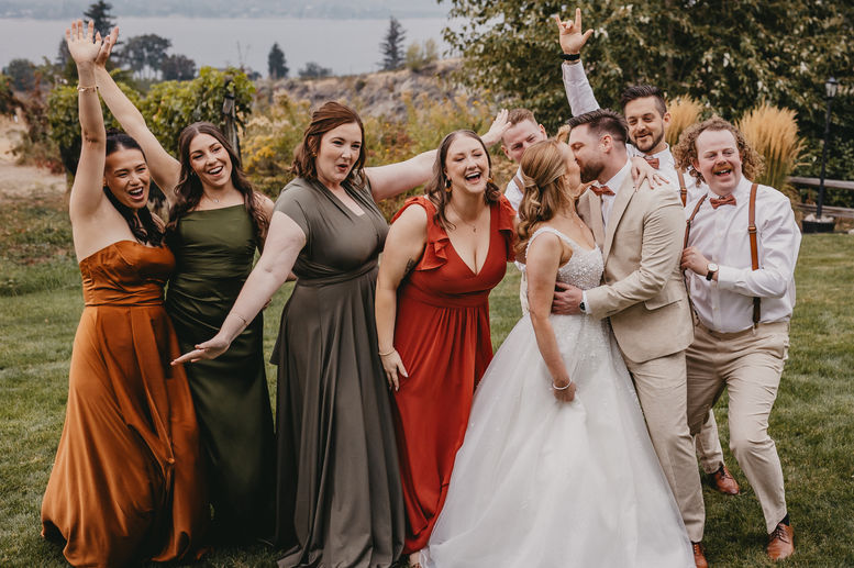 Bridal Party celebrating a bride and groom kissing at a Naramata Vineyard in Penticton BC, Cardinal Vow Media photography & videography