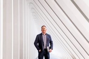 Zakelijk portret van een mannelijke ondernemer waarbij architectuur in de foto's wordt verwerkt