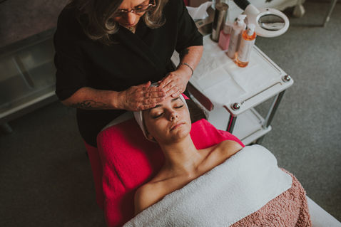 Reclamefotografie voor een schoonheidssalon met vrouwelijk model en off camera flash.