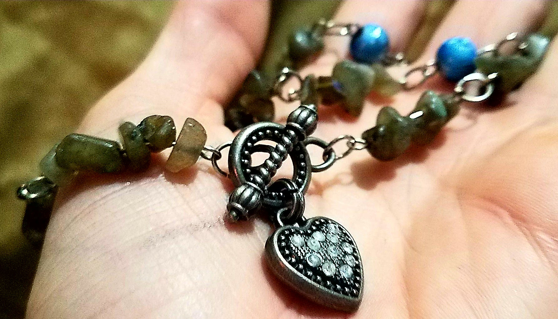 clasp-in-front necklace w/blue accents