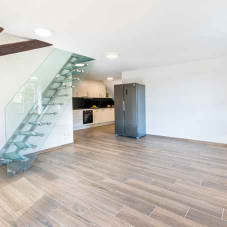 Helle 4-Zimmer Maisonette-Dachwohnung in Gansingen mit grosser Terrasse, Galerie mit Vollholzparkett, Glastreppe, modernem Wohnzimmer, zwei Schlafzimmern und voll ausgestatteter Küche mit doppeltem Kühlschrank. Barrierefrei erreichbar, eigene Waschmaschine und Trockner, Wärmepumpenheizung und Glasfaseranschluss.