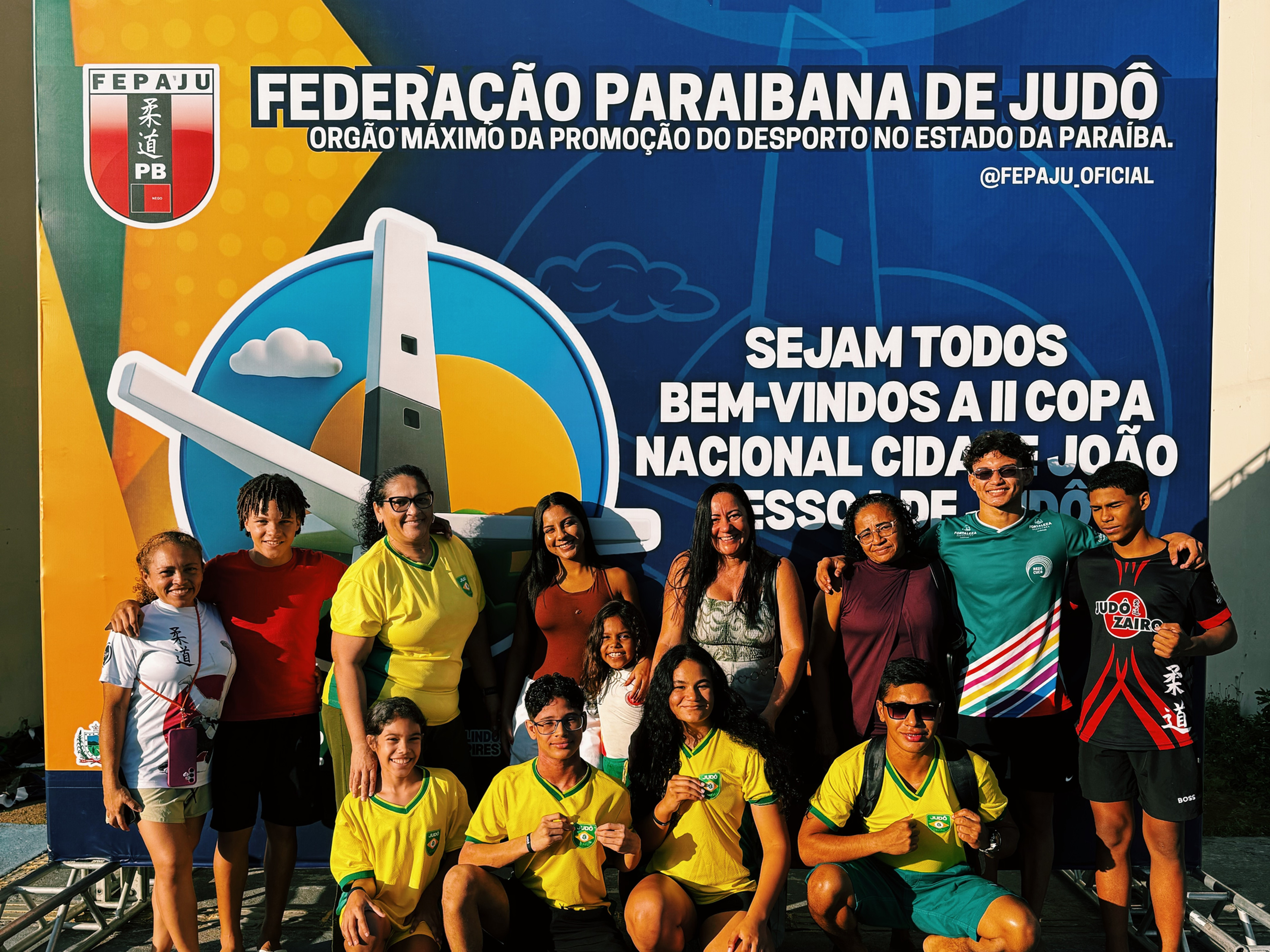 atletas de judô do ceará perfilados à frente do banner em João Pessoa para participar da II Copa Nacional Cidade João Pessoa 2026