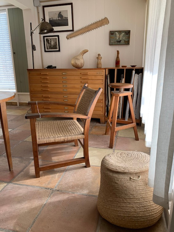 Antic Mallorca restaura el puff de palmito del Taller de Miró en Palma, contribuyendo a mantener el legado del artista,