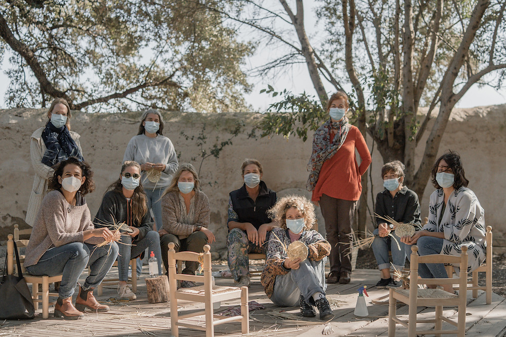 Disfrutamos de un taller al aire libre en la Fundació Sa Llavor, en el que las alumnas pudieron entrar en contacto con la artesanía del palmito según la tradición de "ses Madones de sa llata", maestras e inspiración de Antic Mallorca.