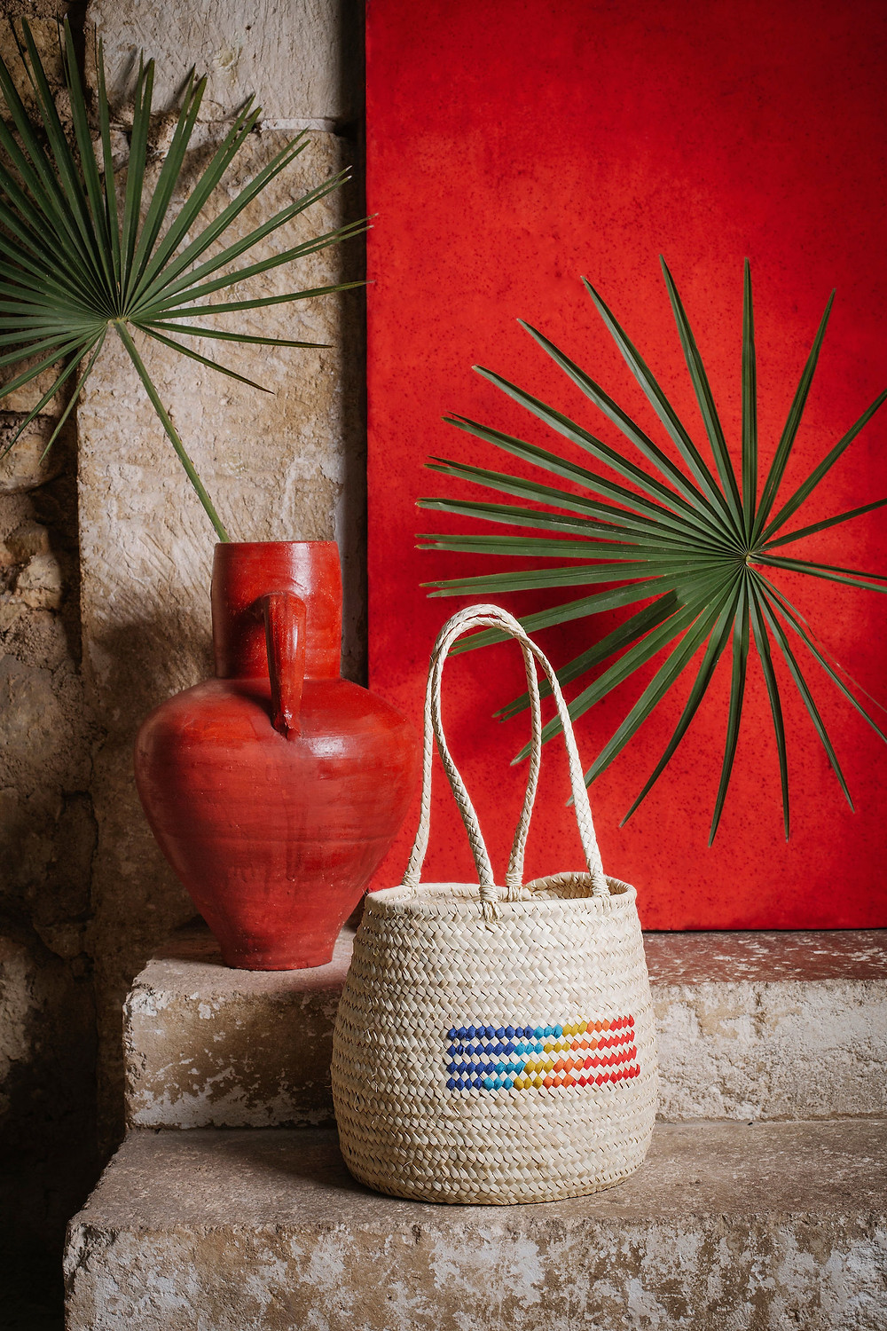 Nueva cesta en forma de saco bordada con los colores del verano de Antic Mallorca.