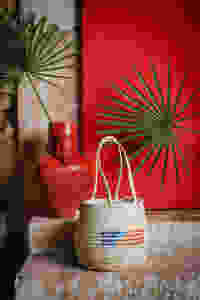 Nueva cesta en forma de saco bordada con los colores del verano de Antic Mallorca.