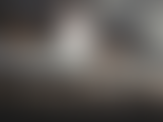 Tablero de ajedrez con piezas, una figura difusa al fondo y una bombilla con engranajes y brújula sobre el tablero, como símbolo de estrategia, claridad y alineación para empresas que crecen.