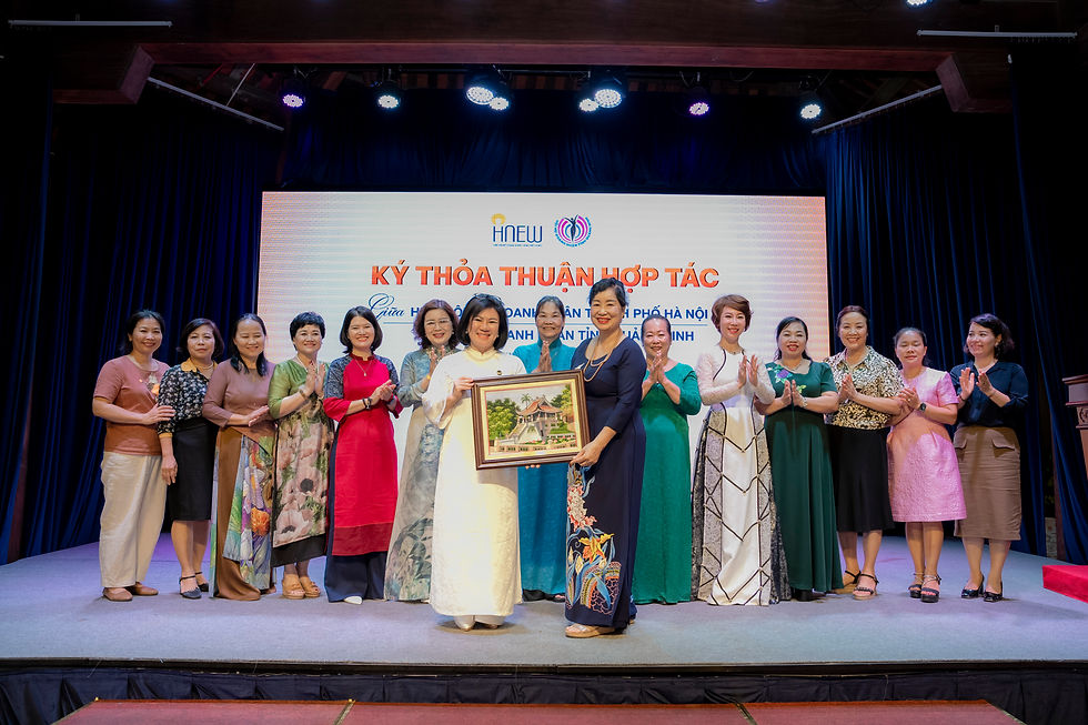 Chủ tịch HNEW Bùi Thị Hải Yến đại diện tặng quà cho Chủ tịch Hội NDN T. Quảng Ninh