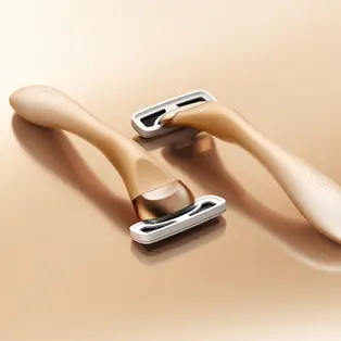 Premium razor system with two handle expressions and interchangeable heads. Body razor form development, CMF, and visualization at SO Dsgn.