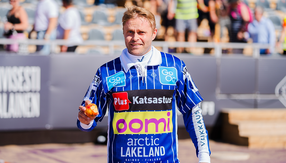 Matti edusti Idän paidassa Kouvolan Pallonlyöjiä yhdeksän kertaa Itä-Lännessä. Vuonna 2023 viimeiseksi jääneessä Itä-Lännessä Sotkamossa Matti jekutti Lännen etenijää heittämällä omenan pelipallon sijasta. Kuva: Linnea Laatikainen