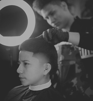 Alumno de Black and White haciendo un corte de cabello