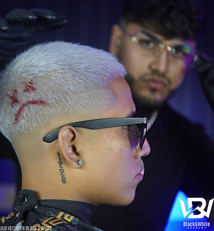 Dracula Barber haciendo una decoloración.