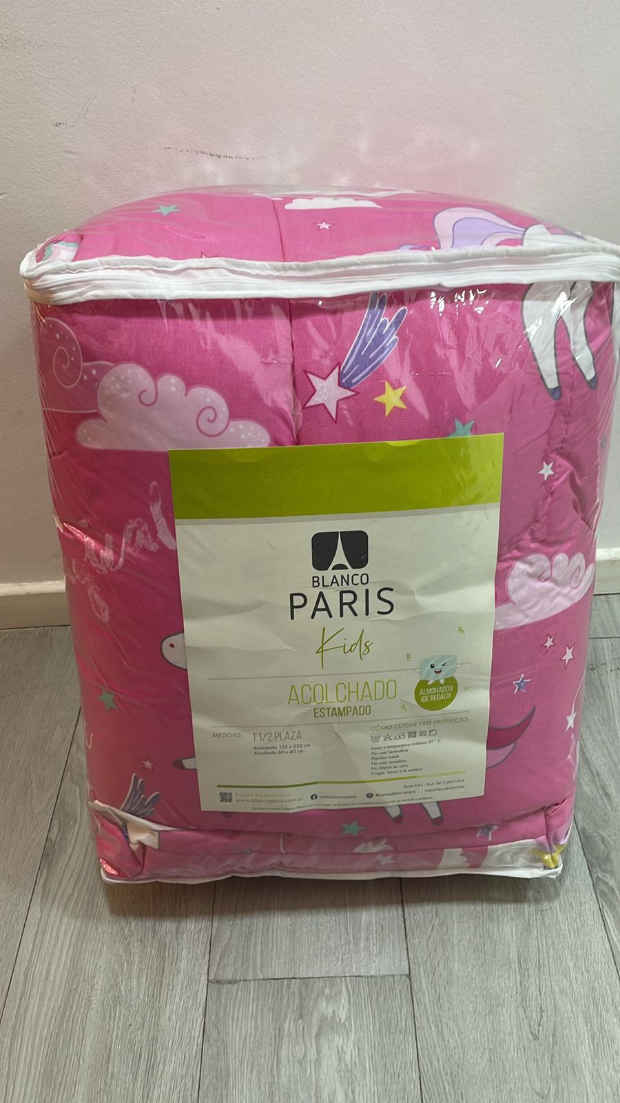 Miniatura: ACOLCHADO ESTAMPADO BLANCO PARIS KIDS 1 1/2 PLAZA + ALMOHADITA
