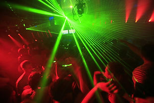 Ob Laser, Spiegelkugel oder Nebel. Wir lassen deine Party erstrahlen.