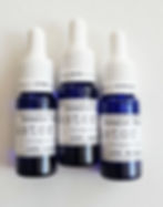drie blauwe pipetflesjes met castor oil van Ehelon Soaps