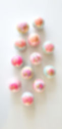 Mooie kleurrijke bruisballen van Échelon Soaps . Alle bathbombs zijn handgemaakt en uniek. Alle badballen hebben een mooi retro label met "bathbomb" erop.
