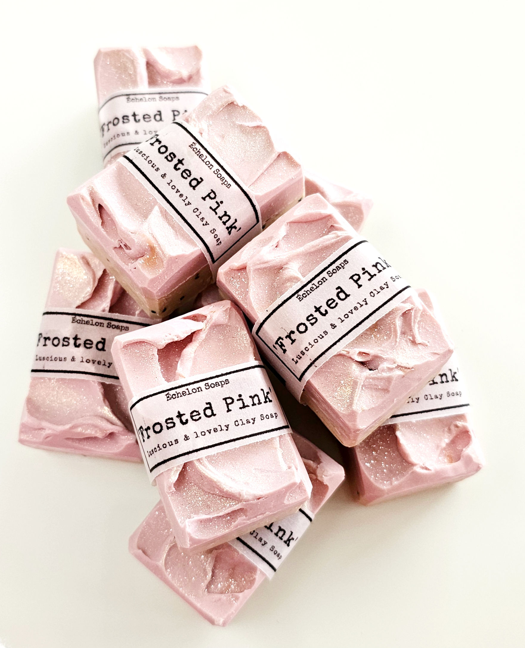 Frosted Pink is een luxe roze gastenzeepje met een cremekleurige onderkant