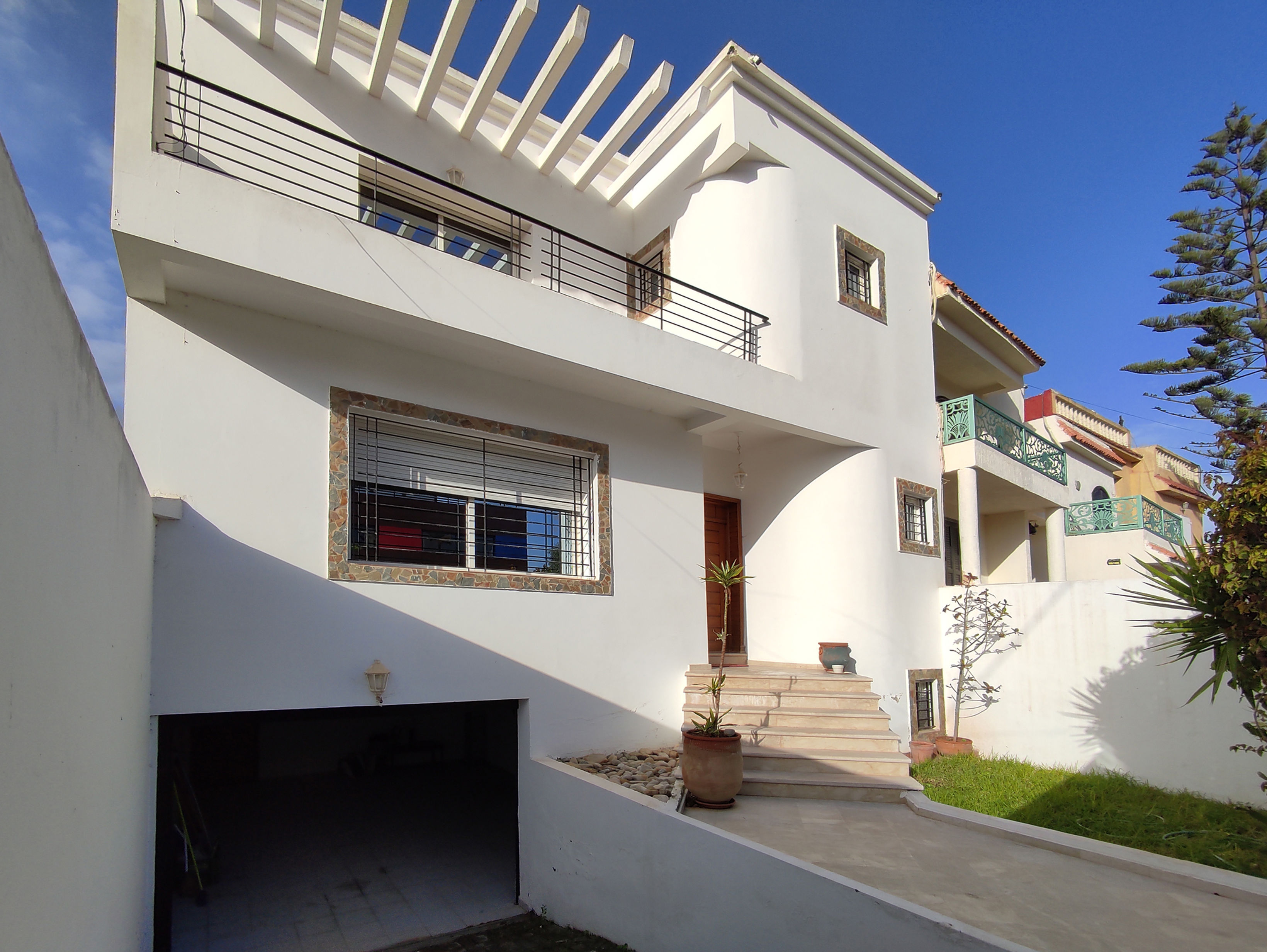 DAR BOUAZZA Villa semi-meublée, 3 chambres dans un quartier résidentiel