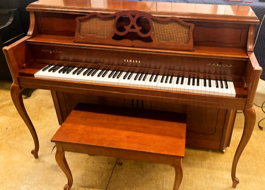 Excellent condition Yamaha upright console in Cherry Finish. Includes includes an outdated Disklavier, functions perfectly