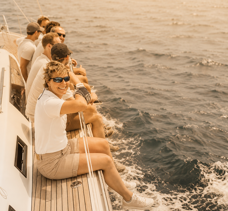 Anja und Kursteilnehmer sitzen an der Boardwand und tarieren die Yacht aus 2016, copyright mhx