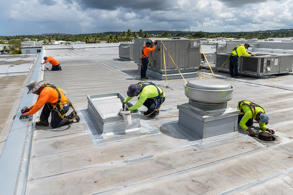 Equipo de Mammoth Roofing PR trabajando en techo comercial plano con unidades HVAC en Puerto Rico