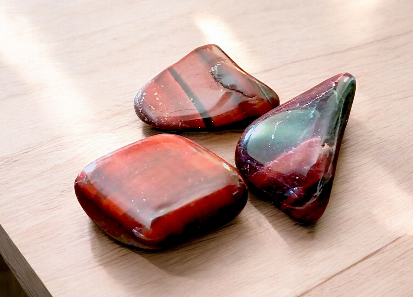 Rød tigerøye tromlet stein 20-25 mm