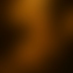 Frau liegt nachts wach im Bett, sichtbar angespannt, mit den Händen auf Bauch und Herz - Symbolbild für Schlaflosigkeit, Angst und psychosomatische Symptome. Im Hintergrund leuchtet die Blume des Lebens als Sinnbild für innere Regulation und ganzheitliche, vertrauensvolle Begleitung.