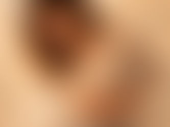 Frau mit Bauchschmerzen hält sich den Bauch - mögliche Beschwerden bei einer Dünndarmfehlbesiedelung (SIBO) wie Blähungen oder Druck im Bauch