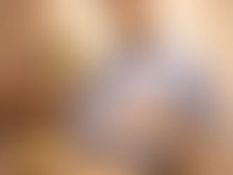 Mann mit Bauchschmerzen nach dem Essen mit Rotwein und Käse als mögliche Histaminreaktion