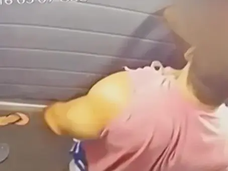 HOMEM AGRIDE NAMORADA COM 60 SOCOS DENTRO DE UM ELEVADOR