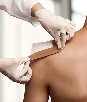 Aplicação de bandagem médica