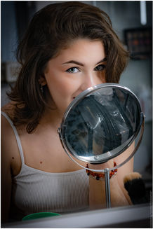 Femme regardant dans un miroir, maquillage discret, photographie sur le vif, lsphotographie76, photographe à Lille