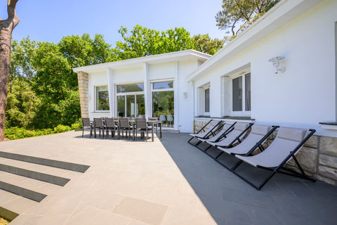 Grande terrasse moderne avec mobilier, idéale pour se détendre