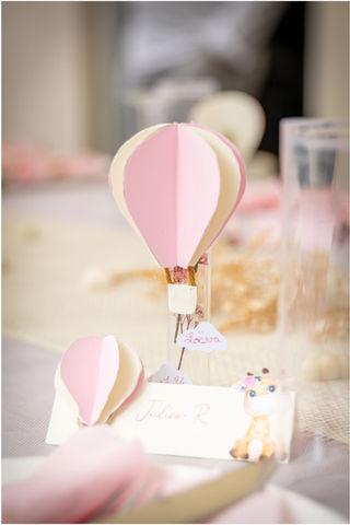 Décorations de montgolfières roses et crème pour un baptême