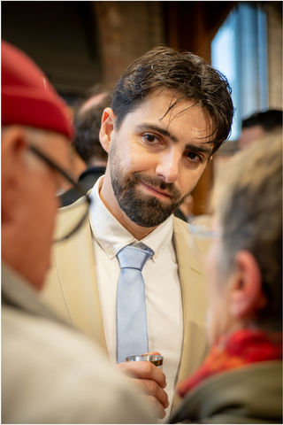 Portrait d'un homme en costume, cravate bleue