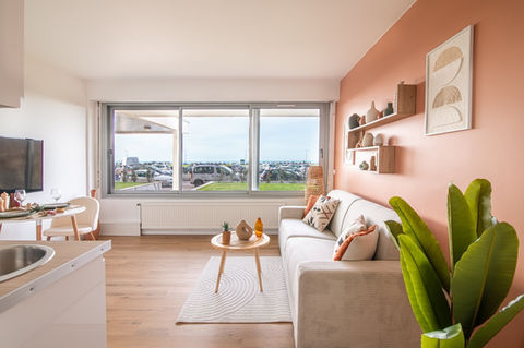 Clichés captivants d'espaces intérieurs mettant en lumière les vastes espaces de vie.