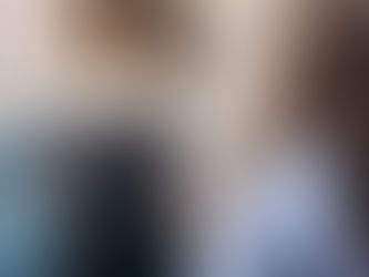 deux femmes qui travaillent dans un café