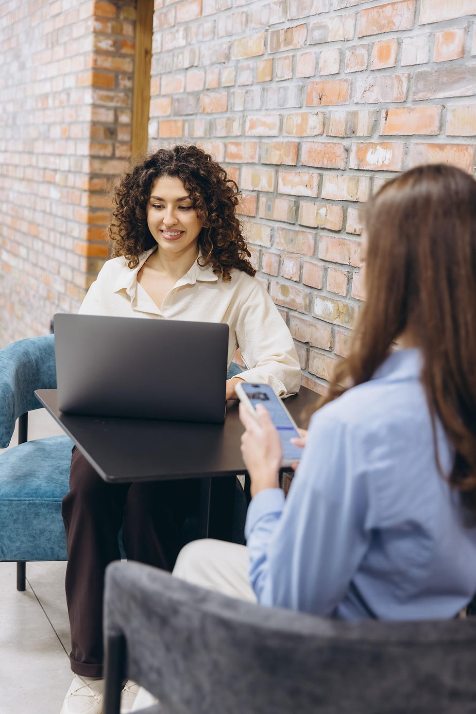 deux femme qui travaillent dans un café